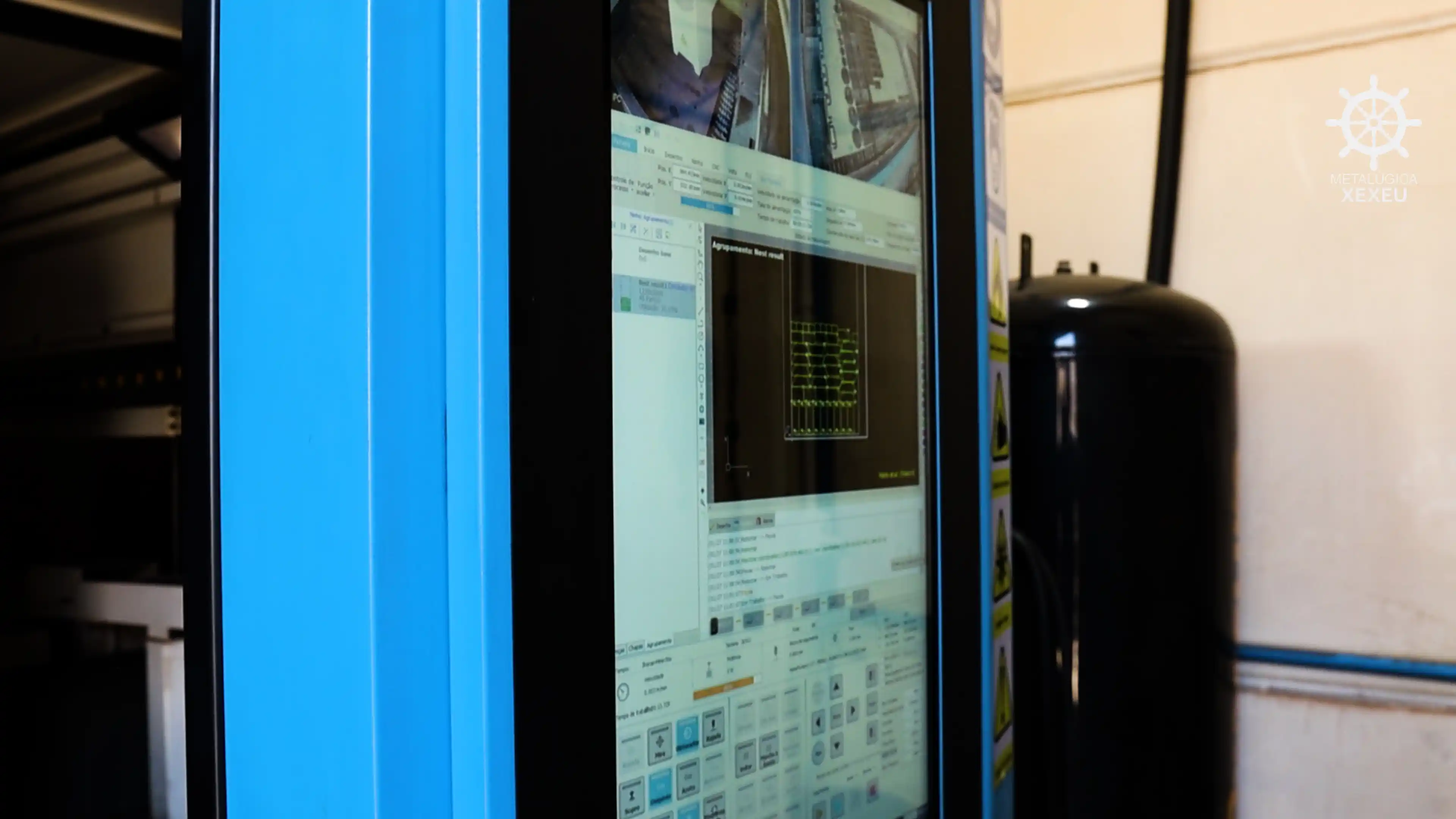 Painel de controle de máquina CNC de corte a laser na Metalúrgica Xexéu